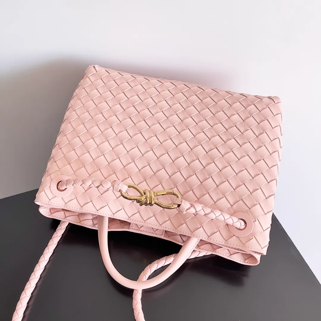 The 2023 new Andiamo batch of 2260 BV has been shipped‼ ️Really popular🔥The new Andiamo woven handbag launched by Bottega Veneta this season is really popular all over the world! ! Celebrities at home and abroad have worn it, and Oscar-winning actress Michelle Yeoh has taken it out on the street. Song Jia, Trai Yara, Yu Feihong, Sanji Ayaka, Rosie Hunting-Whiteley, Yoshioka Riho, etc. have all picked up this bag. It is classic and versatile, showing off its temperament, and the bag capacity is also large, which is very convenient for daily commuting! ! A variety of carrying methods, the shoulder straps can be adjusted by yourself, the original lambskin feels soft and delicate, and the neutral style is made to break gender boundaries and bring a more practical and long-lasting use experience. Andiamo, which has both elegant and casual styles, perfectly interprets the true appearance of "fashionable old money style". Style number: 743572 Size: 32*24*12